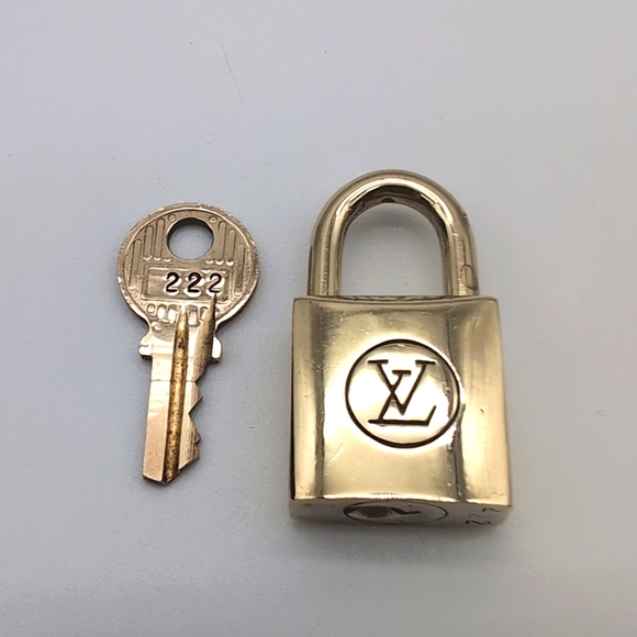 Louis Vuitton vintage lock and key # 222 padlock - Picture 3 of 5